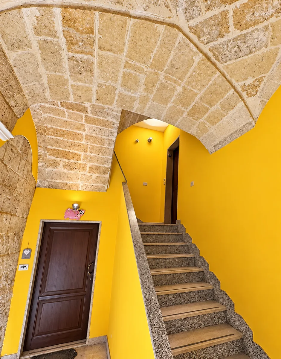 Stone-vaulted entrance hall and staircase